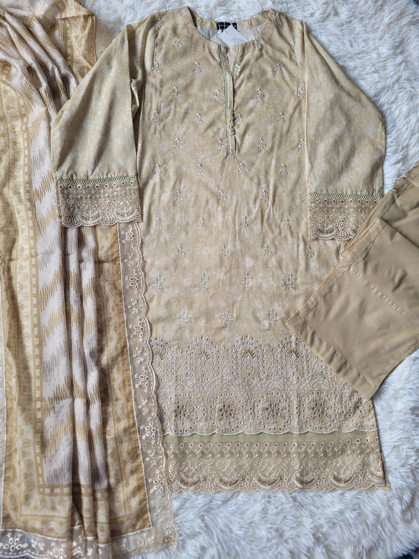 Bin Saeed Golden Hue: Ornate Printed Lawn Suit with Delicate Lace