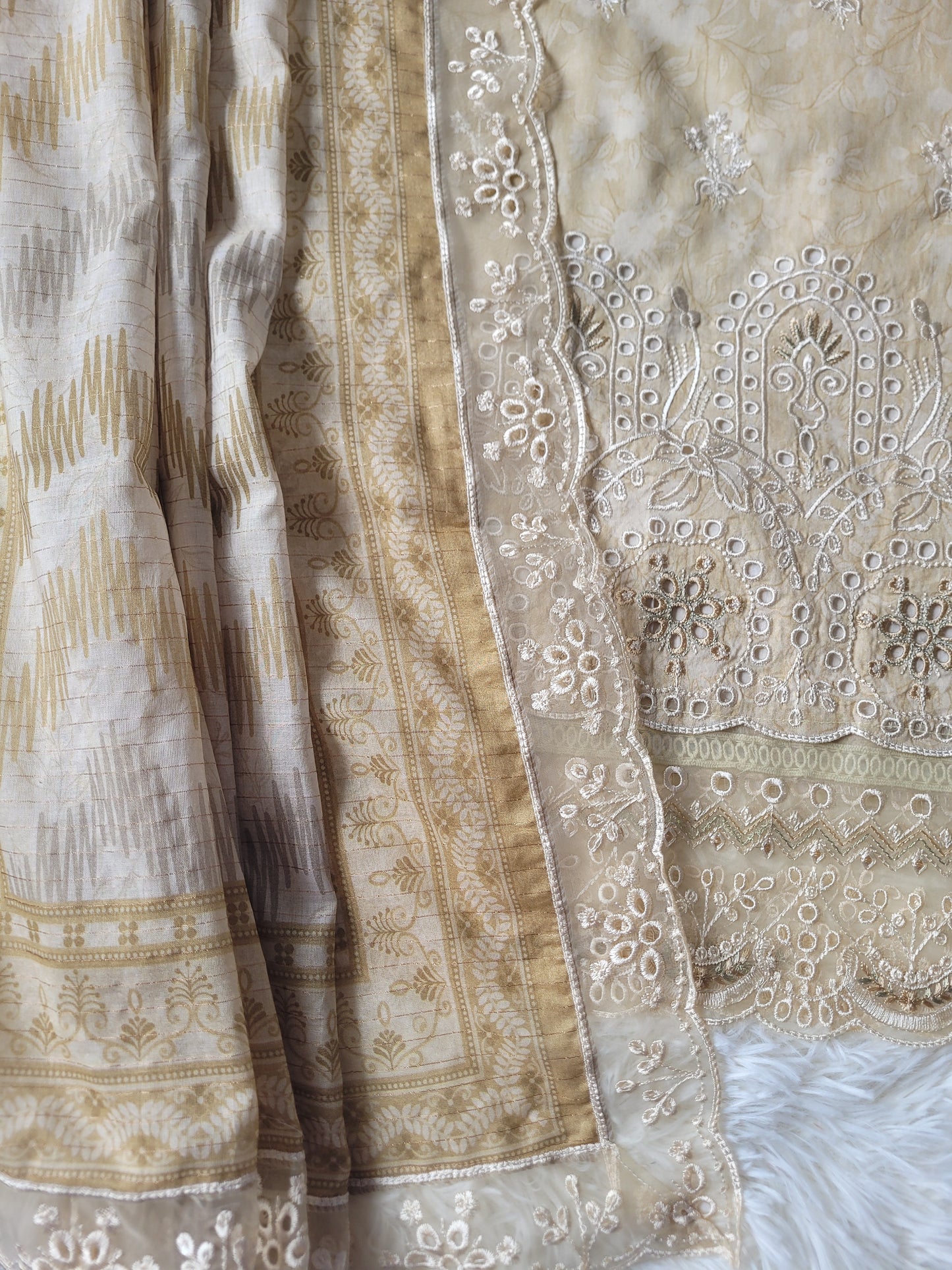 Bin Saeed Golden Hue: Ornate Printed Lawn Suit with Delicate Lace