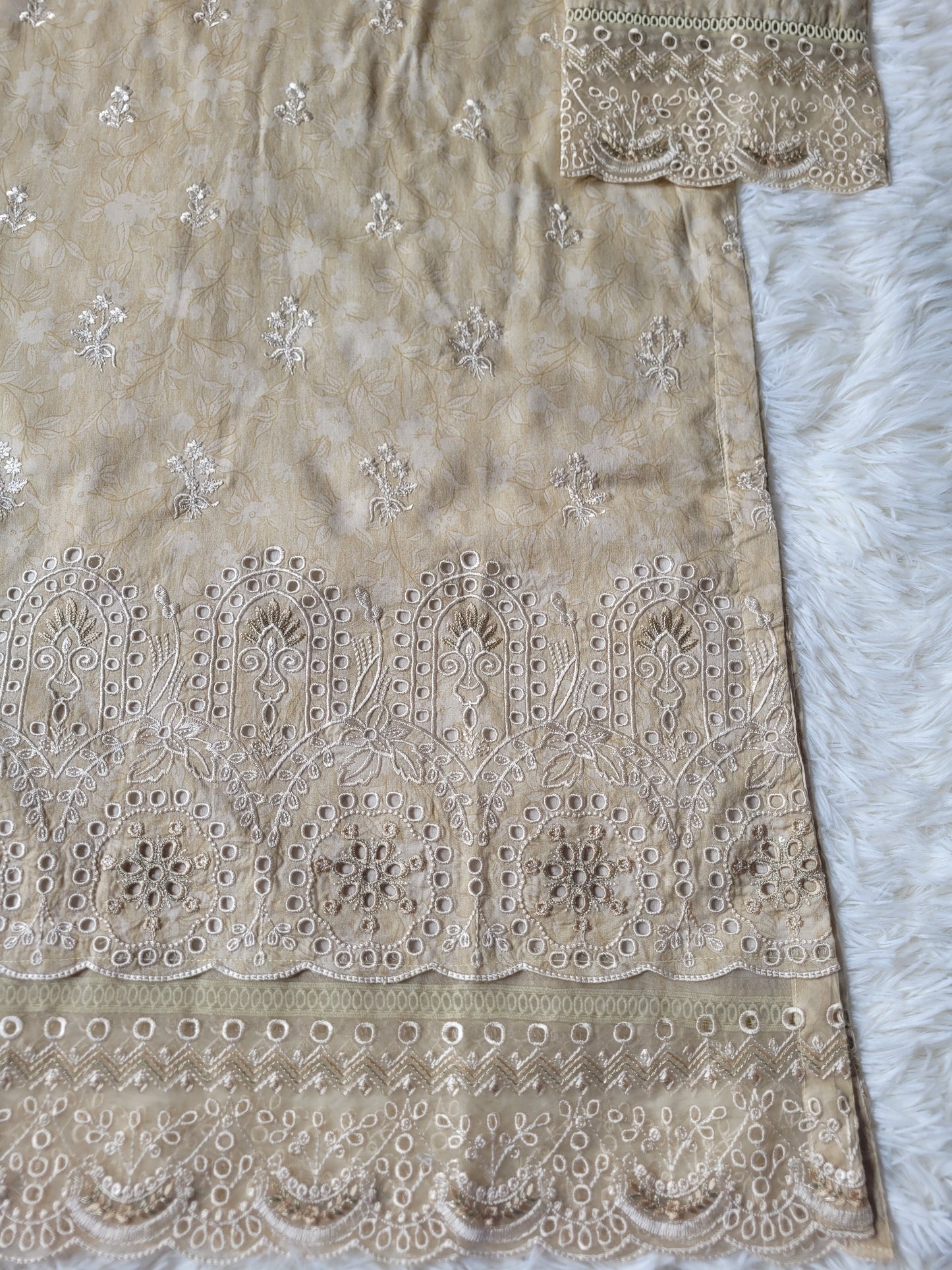 Bin Saeed Golden Hue: Ornate Printed Lawn Suit with Delicate Lace