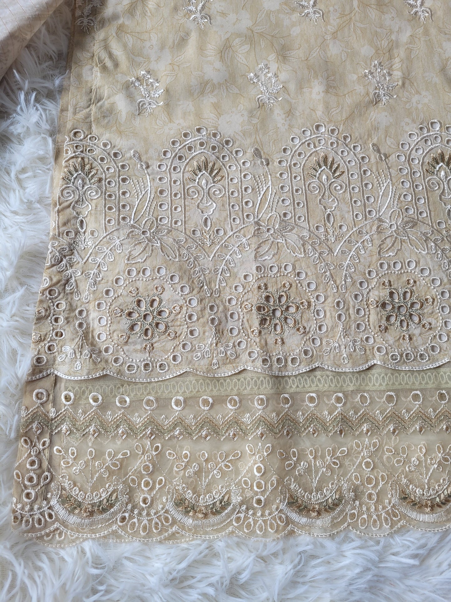 Bin Saeed Golden Hue: Ornate Printed Lawn Suit with Delicate Lace