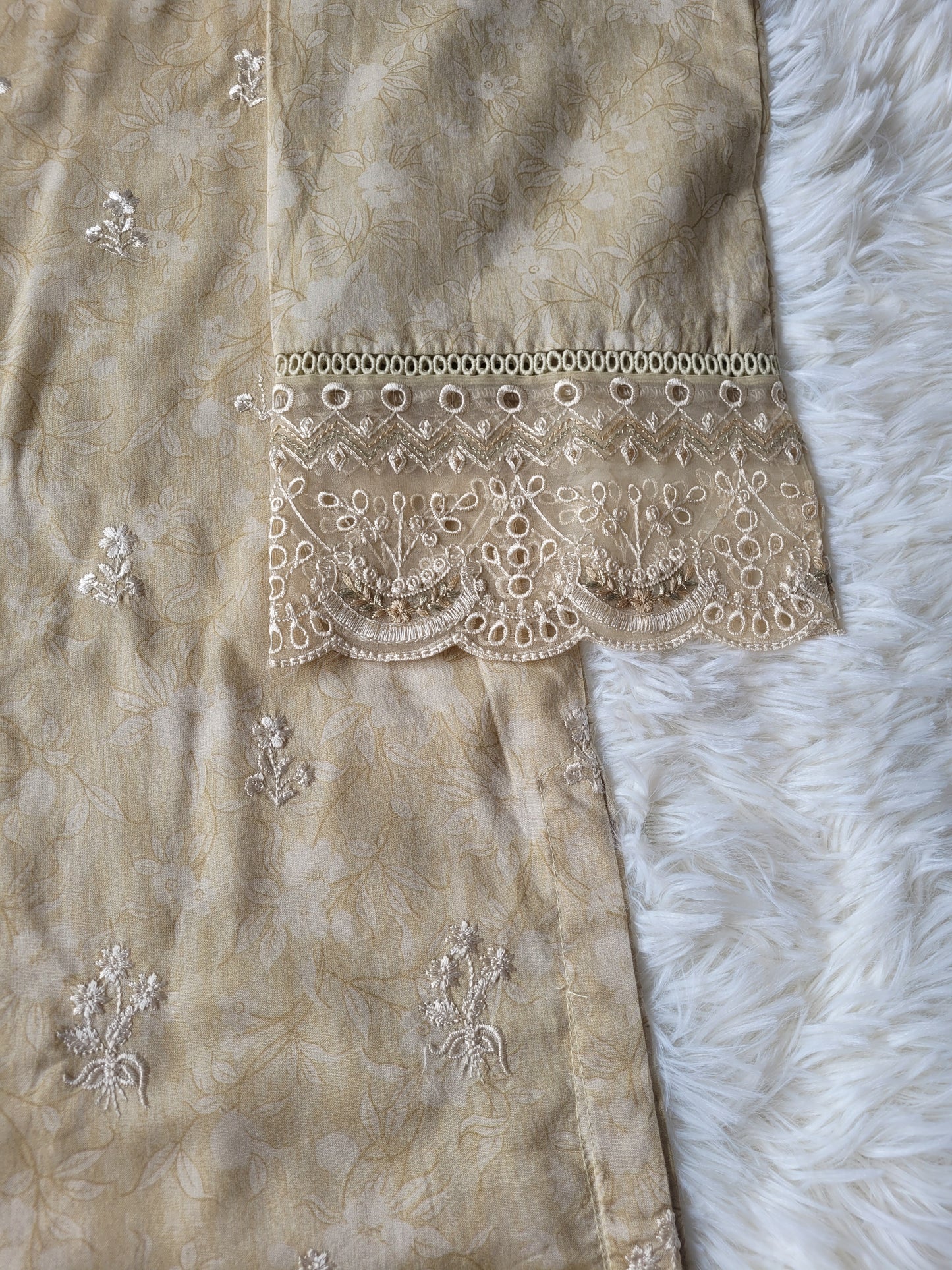 Bin Saeed Golden Hue: Ornate Printed Lawn Suit with Delicate Lace